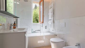 Apartamento, vistas al lago | Baño | Ducha y bañera combinadas y artículos de higiene personal gratuitos