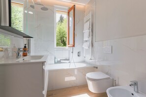 Apartment, Lake View | Bathroom | Combined shower/tub, free toiletries, hair dryer, bidet - Golden View (Menaggio)