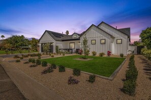 Exterior - Modern Farmhouse Bliss: Spacious Retreat with Private Pool & Fun Backyard Oasis (Phoenix)