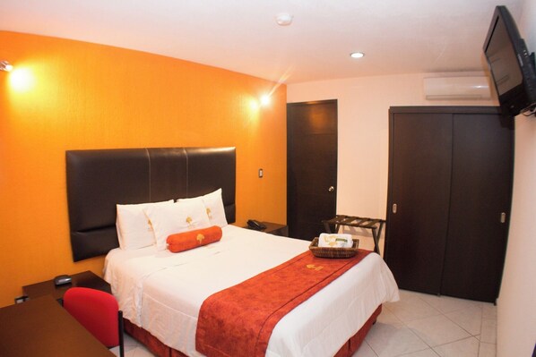 Skrivebord og strykejern/-brett