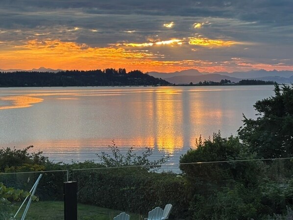 Une vue paisible sur un lac, avec un ciel dégagé et des montagnes lointaines.