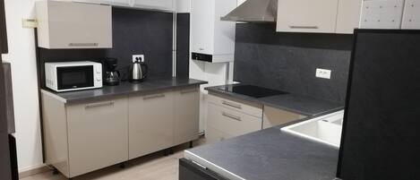 Frigorifero, microonde, forno, piano cottura