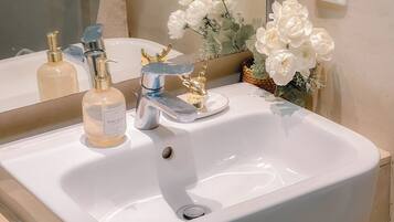 Douche, sĂšche-cheveux, bidet, serviettes fournies