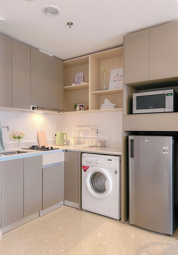 Fridge, microwave, electric kettle - Lovely Family Stay at Gold Coast PIK. Near PIK Avenue & Airport! (Daerah Khusus Ibukota Jakarta)