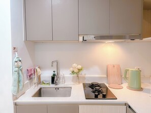 Fridge, microwave, electric kettle - Lovely Family Stay at Gold Coast PIK. Near PIK Avenue & Airport! (Daerah Khusus Ibukota Jakarta)