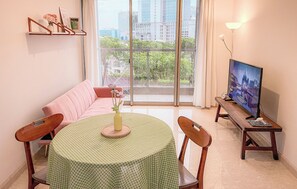 TV - Lovely Family Stay at Gold Coast PIK. Near PIK Avenue & Airport! (Daerah Khusus Ibukota Jakarta)