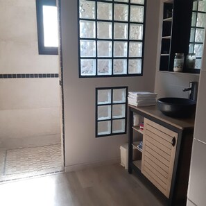 Douche, serviettes fournies