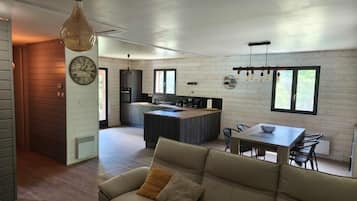 Smart-TV, Kamin, Stereoanlage