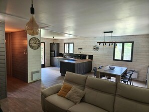 Smart TV, fireplace, stereo