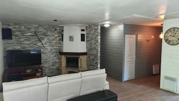 Smart-TV, Kamin, Stereoanlage