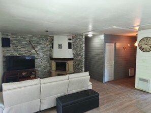 Smart TV, fireplace, stereo