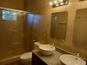 Een douche, een haardroger, handdoeken, zeep