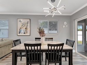 Maison Luxe, 4 chambres, cuisine | Cuisine privée | Grand réfrigérateur, micro-ondes, four, plaque de cuisson