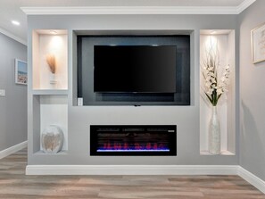 Casa de lujo, 4 habitaciones, cocina | Área de sala de estar | Smart TV de 55 pulgadas con canales digitales 