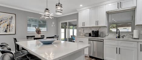 Casa de lujo, 4 habitaciones, cocina | Cocina privada | Refrigerador con congelador, microondas, horno y parrilla de estufa