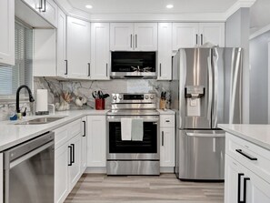 Casa de lujo, 4 habitaciones, cocina | Cocina privada | Refrigerador con congelador, microondas, horno y parrilla de estufa 