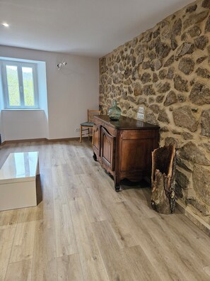 Interior - Maison de Campagne au Coeur du Parc Naturel Regional des Monts D'ardeche (Issamoulenc)