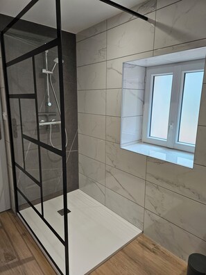Dusche, Haartrockner, Handtücher, Toilettenpapier