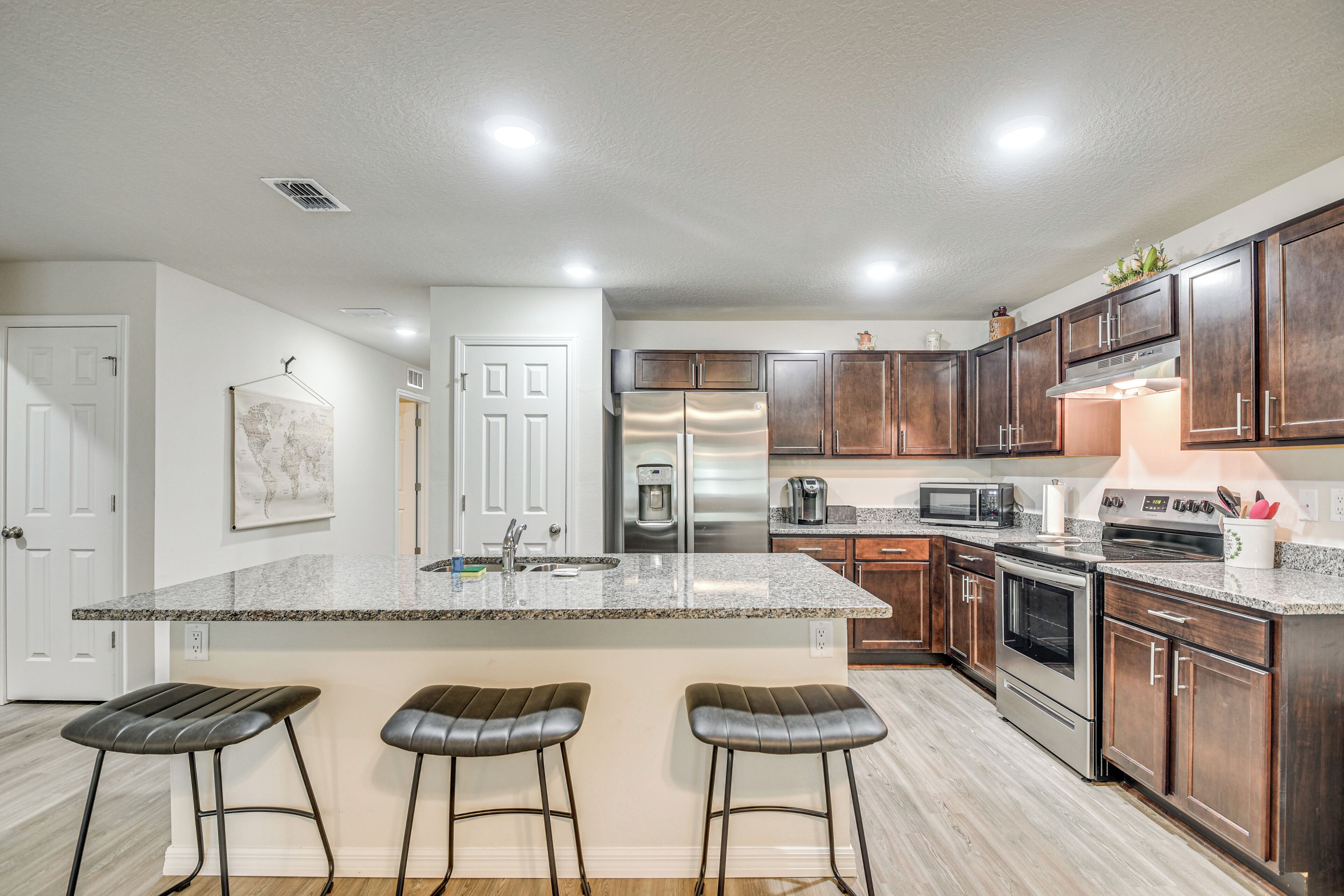 Fridge, microwave, stovetop, dishwasher