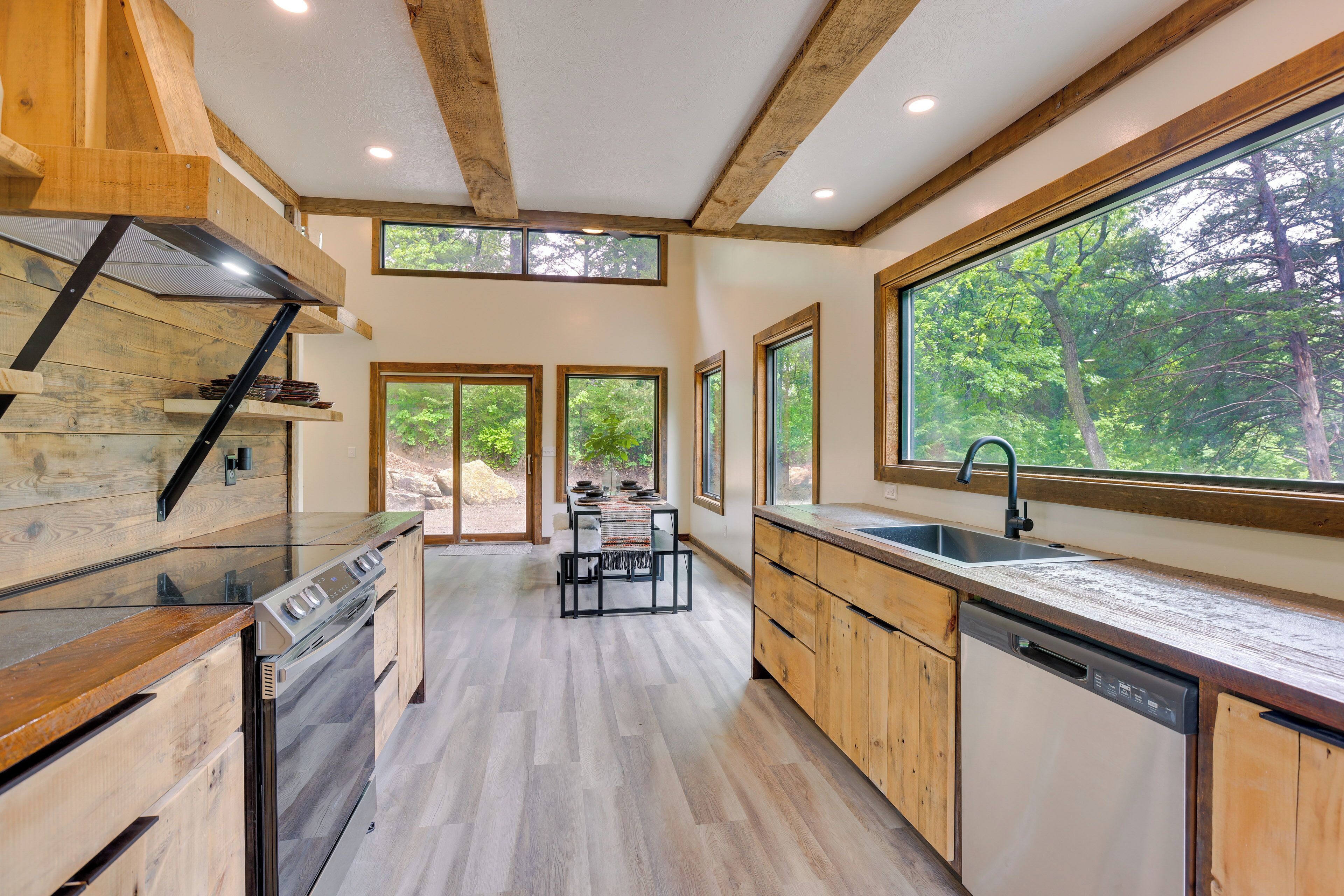 Fridge, oven, stovetop, dishwasher