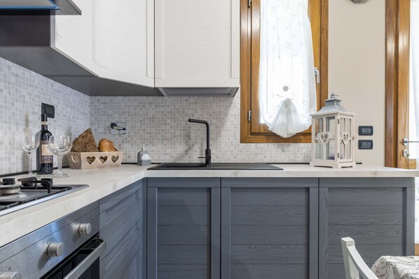 Een koelkast, een microgolfoven, een oven, een kookplaat