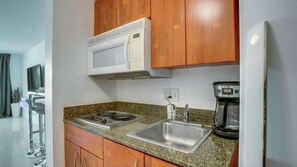 Refrigerador, microondas, parrilla de estufa y cafetera y tetera 