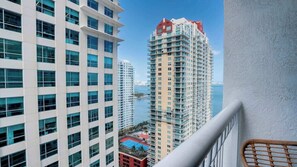 Property grounds - Modern Studio with Balcony, Pool, Gym & Games (Miami)