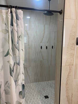Dusche, Handtücher, Seife, Shampoo