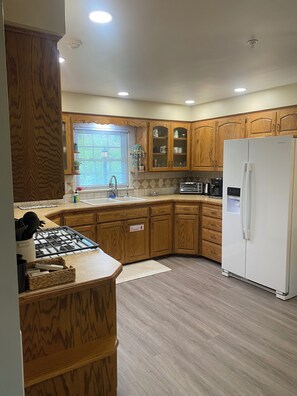 Fridge, microwave, oven, stovetop - Peaceful/Spacious Downtown home Branson near Lake Taneycomo w/great amenities   (Branson)