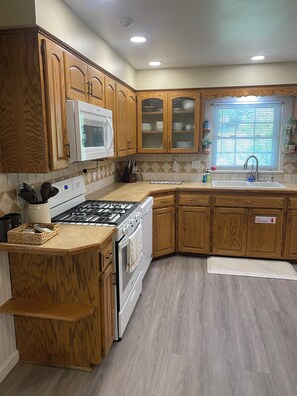 冷蔵庫、電子レンジ、オーブン、コンロ