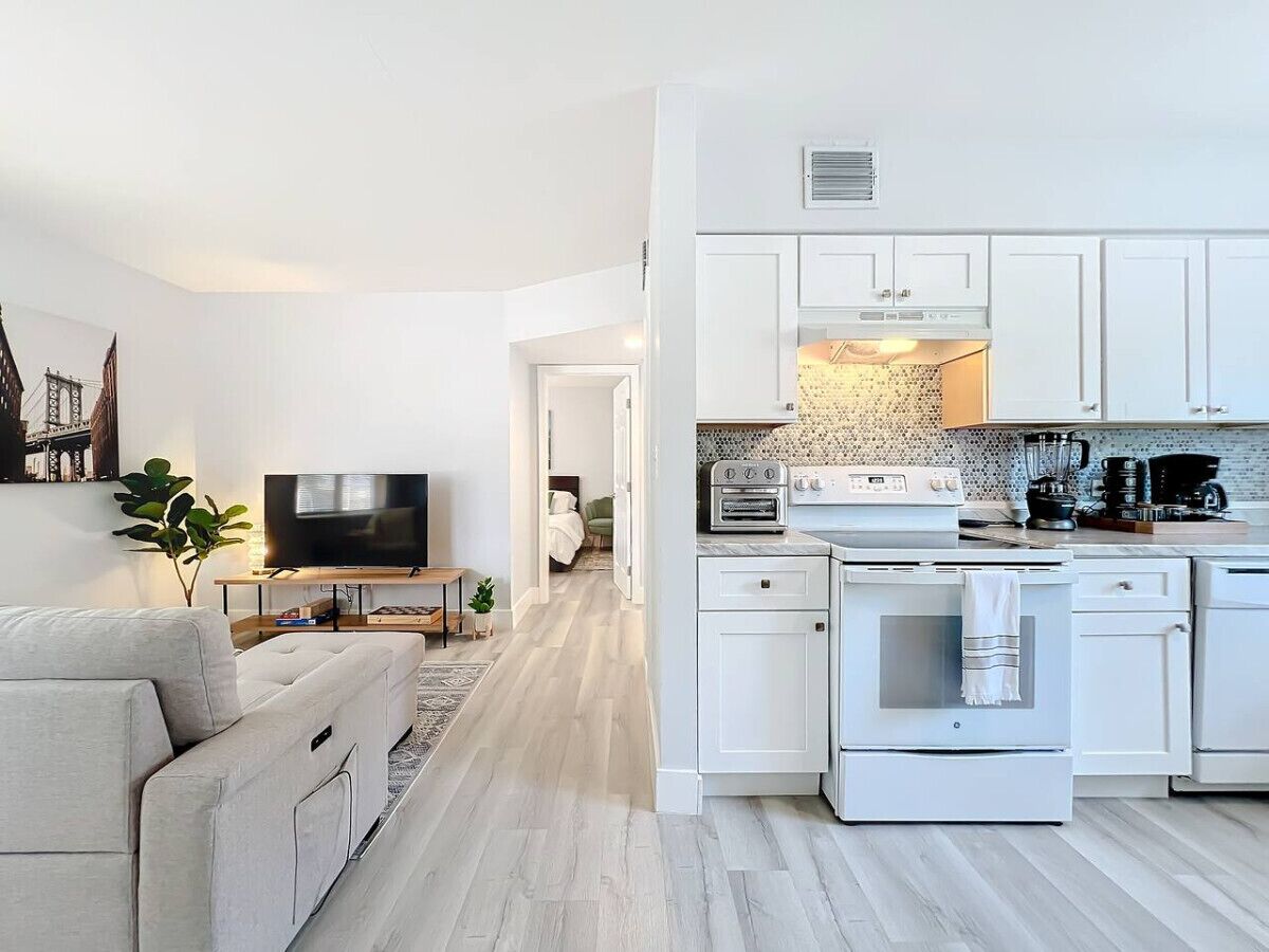 2BR Oasis: Minutes to Top Attractions & Parking!