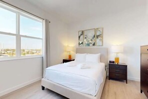 5 bedrooms, iron/ironing board, free WiFi, bed sheets - Spacious 5BR/4BA Oasis w/Pool - 15 Min to Disney (Davenport)