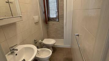 Bidet, sapone, carta igienica