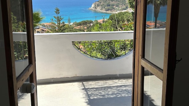 A balcony with a view of the sea and a hilly landscape. - 3 Bedroom Apartment in Santa Maria (Santa Maria)