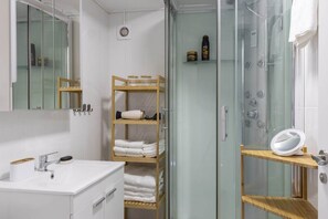 Shower, hair dryer, towels