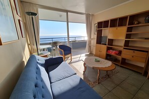 Appartement, 3 chambres, vue mer | Coin séjour | Télévision à écran plat, lecteur de DVD