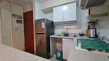 Apartamento, 3 habitaciones, vistas al mar | Cocina privada | Frigorífico, microondas, horno y hervidor eléctrico