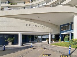 Un edificio moderno con fachada curva y el nombre 'EUROVISTA' claramente visible.