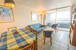 Apartment, 3 Bedrooms, Sea View | Living area