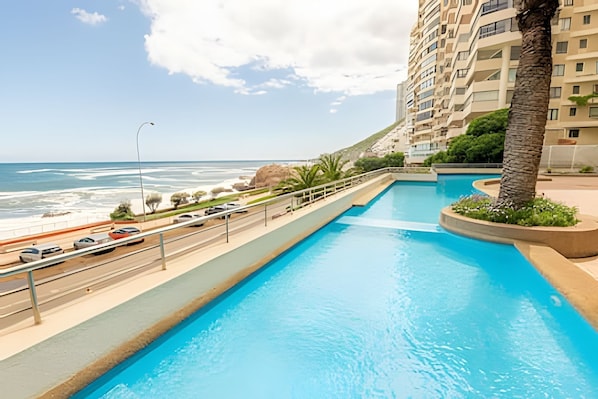 Apartamento, 3 quartos, vista para o mar | Piscina | Piscina interna, piscina externa sazonal