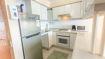 Departamento, 3 habitaciones, vista al mar | Cocina privada | Refrigerador, microondas, horno y tetera eléctrica