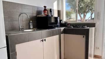 Wasserkocher mit Kaffee-/Teezubehör, Kühlschrank, Mikrowelle, Herdplatte
