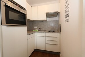 Køleskab, mikrobølgeovn, ovn, kaffe-/temaskine