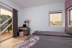 2 Schlafzimmer, Zimmersafe, Schreibtisch, Bügeleisen/Bügelbrett