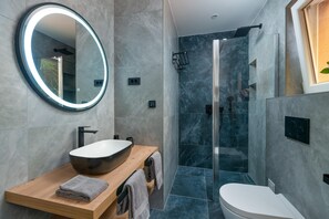 Dusche, Haartrockner, Handtücher, Seife