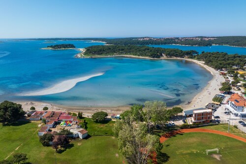 Apartment Rea - 400m from Bijeca Beach