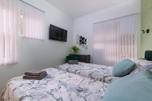 2 Schlafzimmer, Zimmersafe, Schreibtisch, Bügeleisen/Bügelbrett