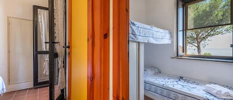 3 bedrooms, iron/ironing board, free WiFi, bed sheets