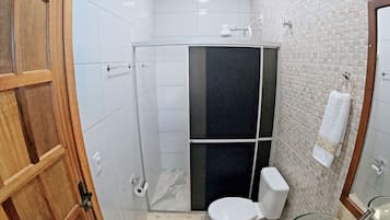 Quarto casal econômico | Banheiro | Toalhas de banho