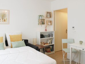 Työpöytä, silitysrauta/-lauta, Wi-Fi, vuodevaatteet